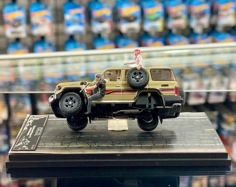 Load image into Gallery viewer, DiecastTalk Arab Exclusive GCD 1/64 Toyota Land Cruiser w/ Figures - American Stanced
