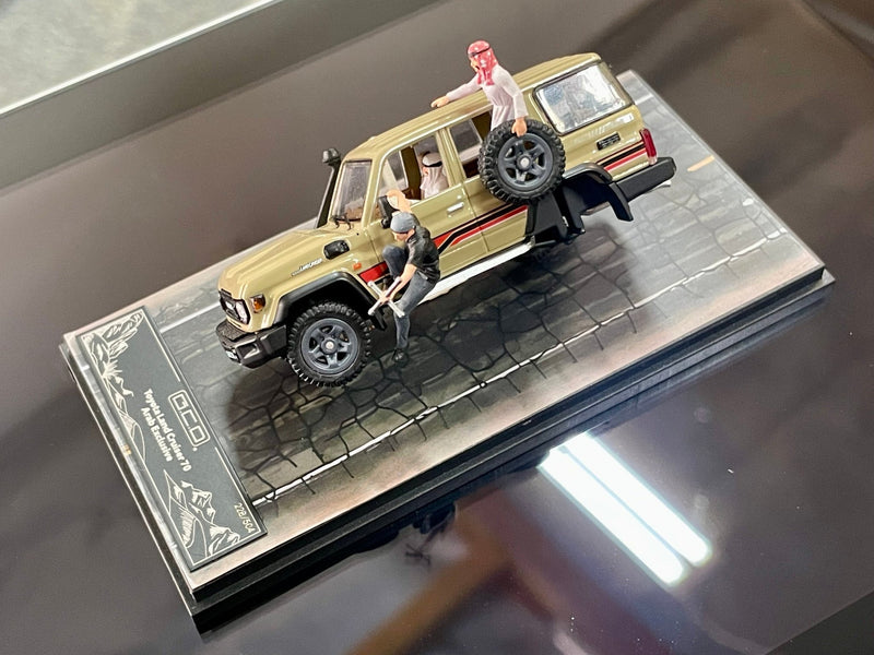 Load image into Gallery viewer, DiecastTalk Arab Exclusive GCD 1/64 Toyota Land Cruiser w/ Figures - American Stanced
